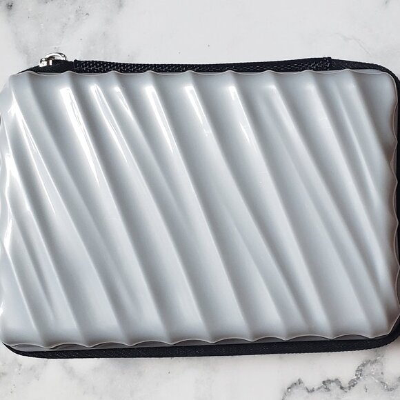 TUMI Delta Hard Shell Silver Luggage Toiletry‎ Travel Kit Case Zip Around Full - Picture 3 of 8